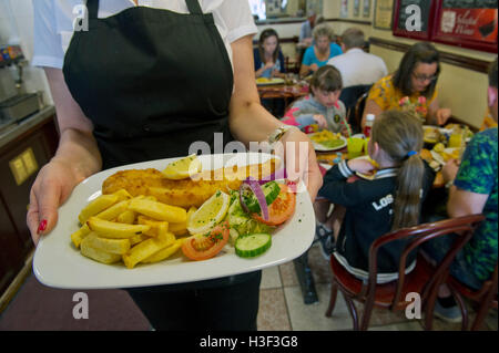 Papa's il tradizionale pesce e patatine ristorante, Weston-Super-Mare, Somerset. Foto Stock