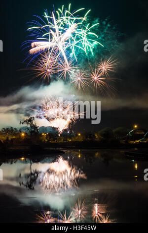 Fuochi d'artificio riflessa nell'acqua di rose di Tralee Festival nella Contea di Kerry, Irlanda Foto Stock