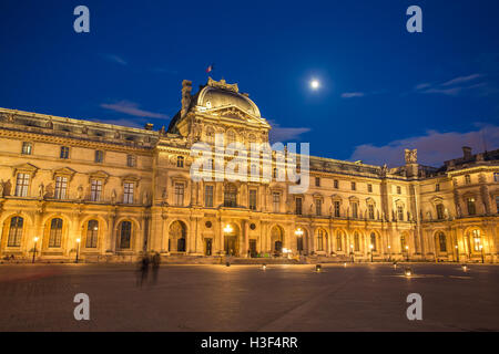 Parigi, Francia - 13 Maggio 2014: il Louvre è il più grande del mondo e il museo che ospita una delle più imponenti collezioni d'arte in Foto Stock