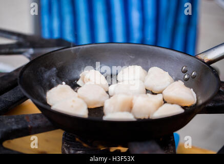 Close up di capesante frittura in ghisa pan Foto Stock