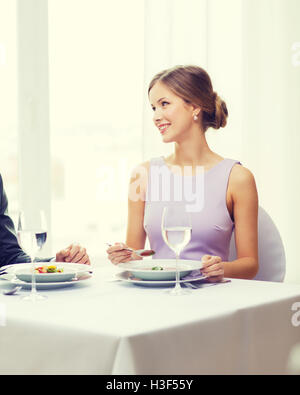 Giovane donna guardando il marito o fidanzato Foto Stock