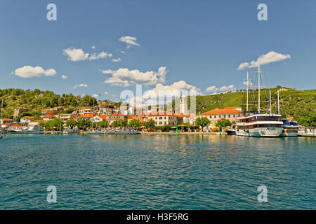 La città di Skradin fino al fiume Cikola, al di là di Sibenik, e l'inizio del Parco Nazionale di Krka, Croazia. Foto Stock