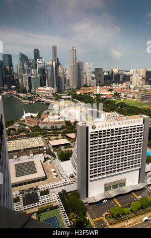 Singapore, Marina Mandarin e vecchio lungomare da Pan Pacific Hotel Pacific Club Lounge Foto Stock