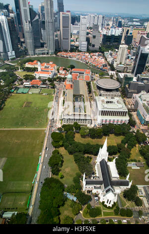 Singapore, Padang e il quartiere degli affari, vista in elevazione da Swissotel Equinox Restaurant Foto Stock