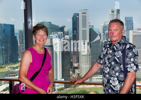 Singapore, Swissotel Equinox Restaurant, i turisti occidentali godendo di vista in elevazione Foto Stock