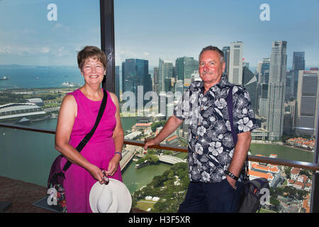 Singapore, Swissotel Equinox Restaurant, i turisti occidentali godendo di vista in elevazione godendo di vista in elevazione Foto Stock