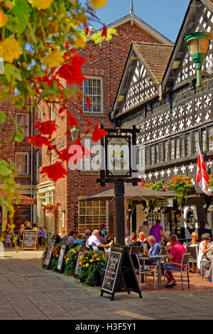 Golden Square e l'Orzo Mow Inn circa 1561 al centro citta' di Warrington, Cheshire. Foto Stock