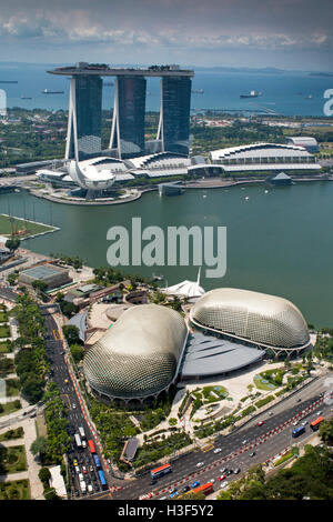 Singapore, Marina Bay e il teatro sulla baia, vista in elevazione Swissotel Equinox Restaurant Foto Stock