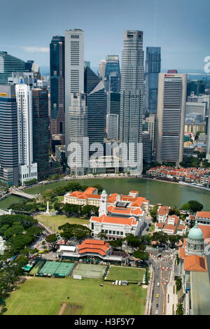 Singapore, Padang e il quartiere degli affari, vista in elevazione da Swissotel Equinox Restaurant Foto Stock