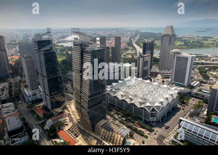 Singapore, vista in elevazione del nuovo centro città edifici da Swissotel Equinox Restaurant Foto Stock