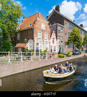 Gita in Chiatta con persone sul canal Groenhazengracht nel centro di Leiden, Olanda meridionale, Paesi Bassi Foto Stock