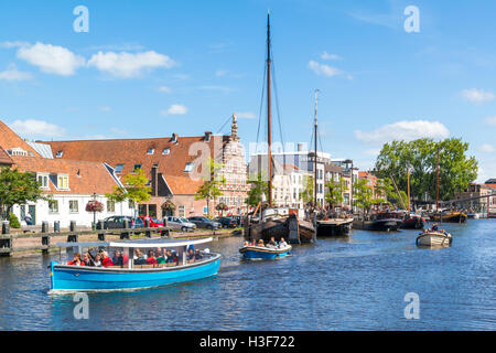 Persone in tourboat, chiatte sul canal cruise e city wharf Stadstimmerwerf Galgewater sul canal di Leiden, Olanda meridionale, paesi Foto Stock