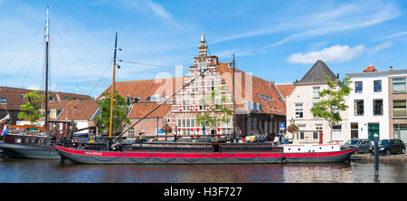 Barge e city wharf Stadstimmerwerf Galgewater sul canal di Leiden, Olanda meridionale, Paesi Bassi Foto Stock