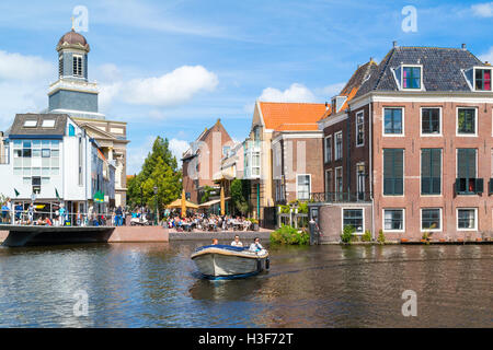 Persone in barcone sul Reno canal e la terrazza esterna del cafe di Stille di mare nella città vecchia di Leiden, Olanda meridionale, Paesi Bassi Foto Stock