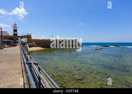 ACRE, Israele - Agosto 08, 2014: i pescatori locali vicino al faro e il vecchio Templari crusader fort nella città vecchia di acri, Foto Stock