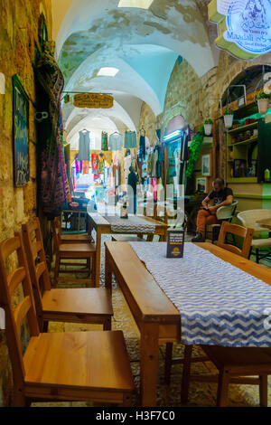 ACRE, Israele - Agosto 03, 2016: Scena del bazar turco, con le imprese locali, la gente del posto e i turisti, nella città vecchia di Acri Foto Stock