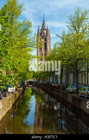 La costruzione della chiesa vecchia (Oude Kerk) sulle rive del canale a molla in Delft, Paesi Bassi Foto Stock