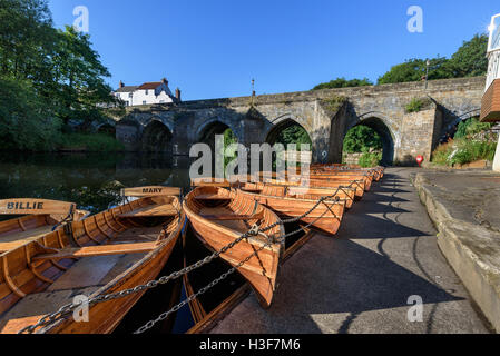 Tradizionale costruita a mano le barche a remi sono per una passeggiata in fila lungo il fiume usura nel cuore della città di Durham. Foto Stock