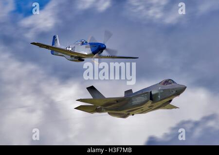 US Air Force Heritage volo un Lockheed Martin F-35un fulmine e un North American P-51D Mustang Foto Stock