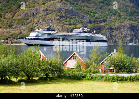 Nave da crociera ormeggiata a Flam, Sognefjprd, Sogn og Flordane, Norvegia. Foto Stock