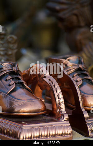 Close-Up di antiquariato in metallo bronzato Baby Scarpe con lacci come Bookends a Hell's Kitchen Mercato delle Pulci Manhattan NYC New York Foto Stock