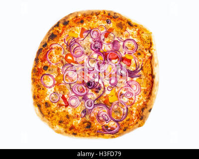 Originale Pizza italiana "cipolla, peperone rosso e Tonno" isolato su bianco. Il menu del ristorante. Foto Stock