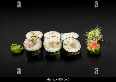 Impostare il sushi fresco rotoli decorate con insalata di alghe marine e wasabi Foto Stock