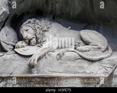 Lewendenkmal, il monumento del leone landmark in Lucerna, Svizzera. Esso è stato scolpito sulla scogliera di onorare le guardie svizzere di Louis Foto Stock