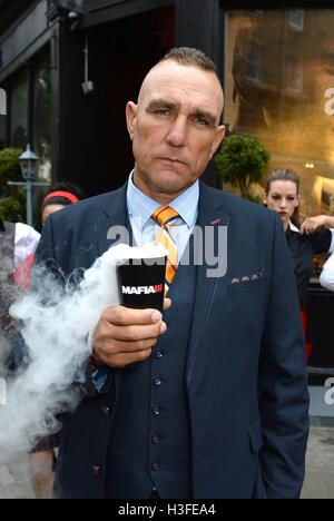 Solo uso editoriale Vinnie Jones e camerieri per servire i clienti di un 'polvere da sparo' caffè, appositamente creato da Bompas e Parr al TimberYard a Londra il Seven Dials, che è stata trasformata in una anni sessanta stile New Orleans cafe per celebrare il lancio di Mafia III, una nuova mobster themed open world gioco di azione-avventura creato da 2K UK. Foto Stock