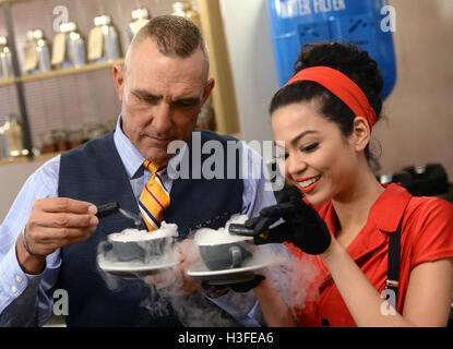 Solo uso editoriale Vinnie Jones e camerieri per servire i clienti di un 'polvere da sparo' caffè, appositamente creato da Bompas e Parr al TimberYard a Londra il Seven Dials, che è stata trasformata in una anni sessanta stile New Orleans cafe per celebrare il lancio di Mafia III, una nuova mobster themed open world gioco di azione-avventura creato da 2K UK. Foto Stock