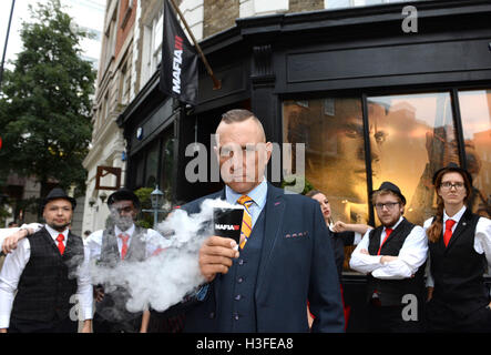 Solo uso editoriale Vinnie Jones e camerieri per servire i clienti di un 'polvere da sparo' caffè, appositamente creato da Bompas e Parr al TimberYard a Londra il Seven Dials, che è stata trasformata in una anni sessanta stile New Orleans cafe per celebrare il lancio di Mafia III, una nuova mobster themed open world gioco di azione-avventura creato da 2K UK. Foto Stock