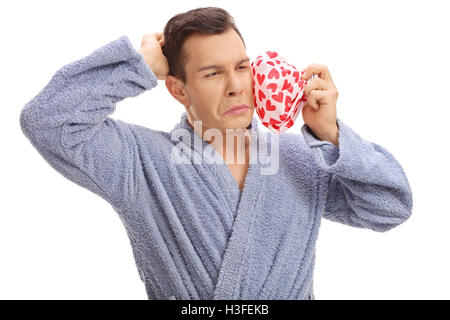 Giovane uomo vivendo un mal di denti e di trattenimento di un elemento refrigerante isolati su sfondo bianco Foto Stock