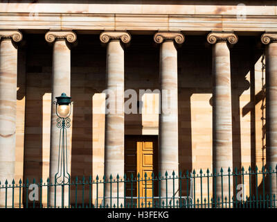 Colonne ioniche presso il Royal Scottish Academy Building da Princes Street Edinburgh Midlothian Scozia Scotland Foto Stock