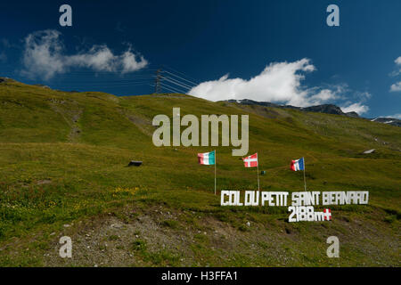 Francia, Col du Petit Saint Bernard, vertice con il francese, italiana e bandiere svizzere Foto Stock