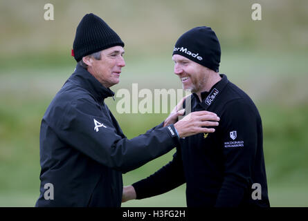 Alan Hanson (sinistra) e Stephen Gallagher sulla quattordicesima verde, durante il giorno due di Alfred Dunhill Links Championship presso il St Andrew. Foto Stock