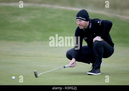 Stephen Gallagher sulla quattordicesima verde, durante il giorno due di Alfred Dunhill Links Championship a St Andrews. Foto Stock