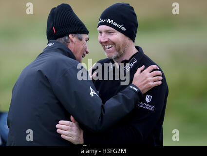 Alan Hanson (sinistra) e Stephen Gallagher sulla quattordicesima verde, durante il giorno due di Alfred Dunhill Links Championship presso il St Andrew. Foto Stock