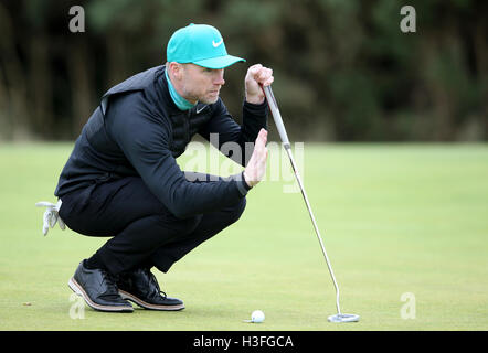 Ronan Keating sul 13 ° verde durante il giorno due del Alfred Dunhill Links Championship a Carnoustie Golf Links. PREMERE ASSOCIAZIONE foto. Data immagine: Venerdì 7 ottobre 2016. Vedi PA storia GOLF Dunhill. Il credito fotografico dovrebbe essere: Jane Barlow/PA Wire. Foto Stock