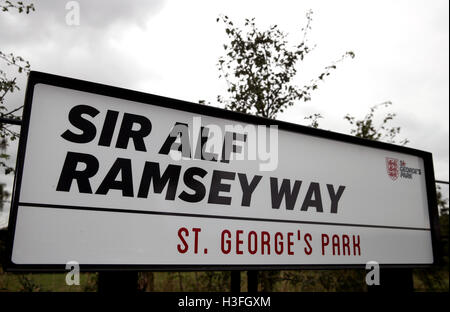 Sir Alf Ramsey modo presso il St George's Park, Burton. Stampa foto di associazione. Picture Data: Venerdì 7 ottobre, 2016. Vedere PA storia calcio Inghilterra. Foto di credito dovrebbe leggere: Nick Potts/filo PA. Restrizioni: Utilizzo soggetto a restrizioni FA. Solo uso editoriale. Uso commerciale solo con il preventivo consenso scritto di FA. Nessuna modifica tranne il ritaglio. Chiamate il numero +44 (0)1158 447447 o vedere www.paphotos.com/info/ per restrizioni completa e ulteriori informazioni. Foto Stock