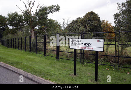 Sir Alf Ramsey modo presso il St George's Park, Burton. Stampa foto di associazione. Picture Data: Venerdì 7 ottobre, 2016. Vedere PA storia calcio Inghilterra. Foto di credito dovrebbe leggere: Nick Potts/filo PA. Restrizioni: Utilizzo soggetto a restrizioni FA. Solo uso editoriale. Uso commerciale solo con il preventivo consenso scritto di FA. Nessuna modifica tranne il ritaglio. Chiamate il numero +44 (0)1158 447447 o vedere www.paphotos.com/info/ per restrizioni completa e ulteriori informazioni. Foto Stock