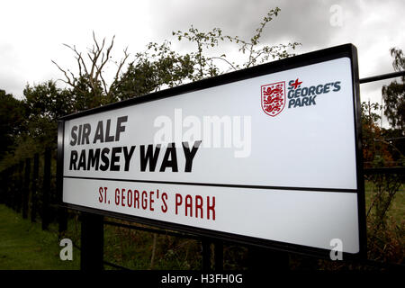 Sir Alf Ramsey modo presso il St George's Park, Burton. Stampa foto di associazione. Picture Data: Venerdì 7 ottobre, 2016. Vedere PA storia calcio Inghilterra. Foto di credito dovrebbe leggere: Nick Potts/filo PA. Restrizioni: Utilizzo soggetto a restrizioni FA. Solo uso editoriale. Uso commerciale solo con il preventivo consenso scritto di FA. Nessuna modifica tranne il ritaglio. Chiamate il numero +44 (0)1158 447447 o vedere www.paphotos.com/info/ per restrizioni completa e ulteriori informazioni. Foto Stock