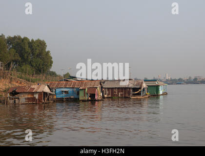 Villaggio galleggiante, Lago Tonle Sap ,Cambogia Foto Stock