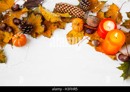 Telaio di autunno decorazione con foglie,ghiande, castagne, pigne,zucche, candele Foto Stock