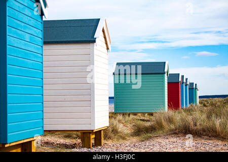 Pittoresca spiaggia di capanne lungo la costa a Findhorn Bay nel nord della Scozia tra le dune di sabbia Foto Stock