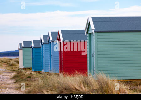 Pittoresca spiaggia di capanne lungo la costa a Findhorn Bay nel nord della Scozia tra le dune di sabbia Foto Stock