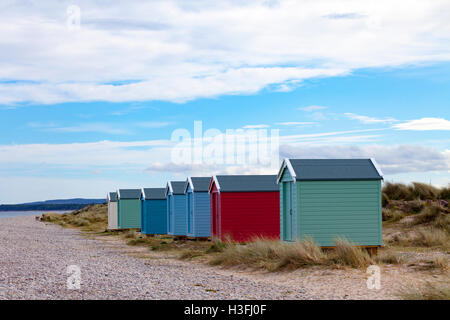 Pittoresca spiaggia di capanne lungo la costa a Findhorn Bay nel nord della Scozia tra le dune di sabbia Foto Stock