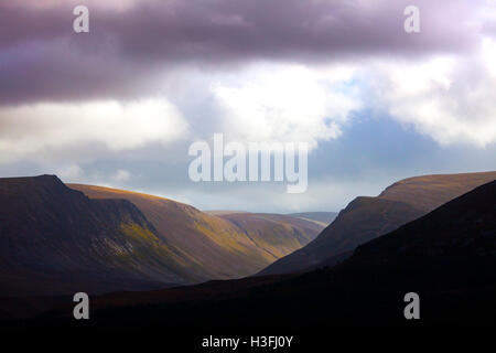 Cairngorm montagne e Lairig Ghru Mountain Pass in autunno la luce del sole , Highands, Scotland, Regno Unito Foto Stock