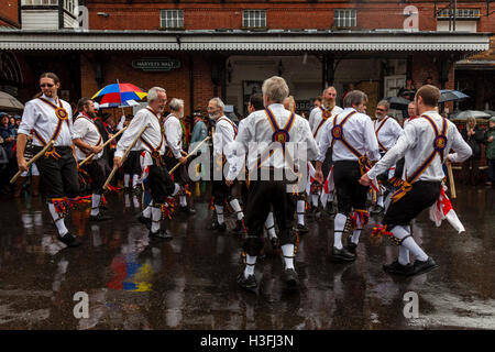 Brighton Morris uomini di eseguire alla 'Dancing nel vecchio' evento tenutosi in cantiere di Harvey's Brewery, Lewes, Sussex, Regno Unito Foto Stock