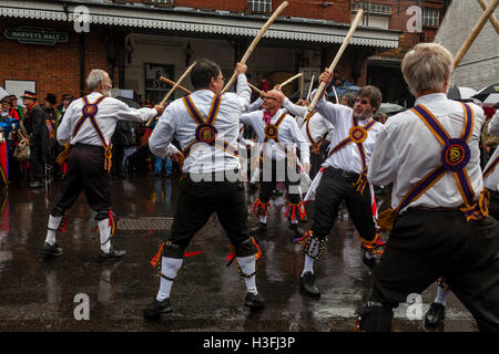 Brighton Morris uomini di eseguire alla 'Dancing nel vecchio' evento tenutosi in cantiere di Harvey's Brewery, Lewes, Sussex, Regno Unito Foto Stock