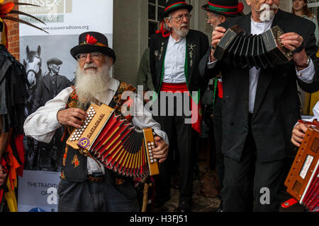 Musicisti suonano canzoni tradizionali per le danze Morris gli uomini alla 'Dancing nel vecchio' Festival, Harvey's Brewery, Lewes, Regno Unito Foto Stock